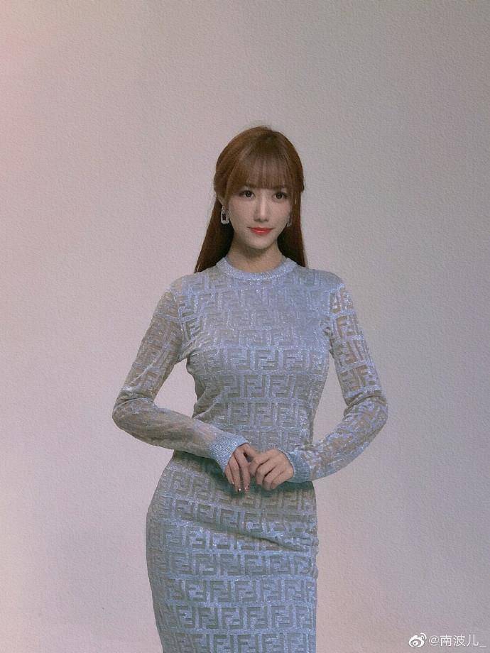 南波儿拍写真,大长腿引人注目,网友的评论却让人直呼魔鬼!