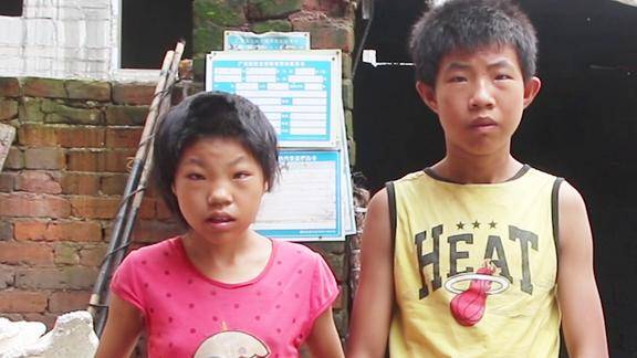 广西14岁妹妹与16岁哥哥父亲去世后变成孤儿两兄妹相依为命