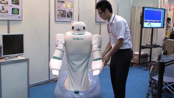 日本几年之前的医务机器人能够移动躺在病床的病人真先进