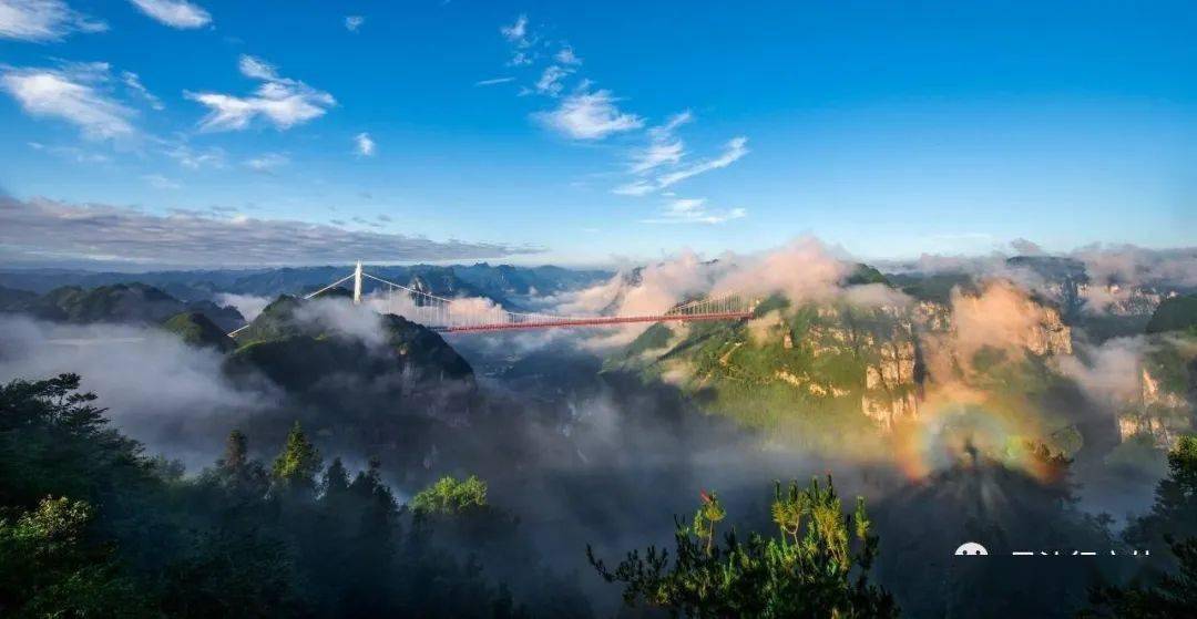 "天为背景,地为画色,在来上一条长虹,连接天地,云中天梯"一座连创四个
