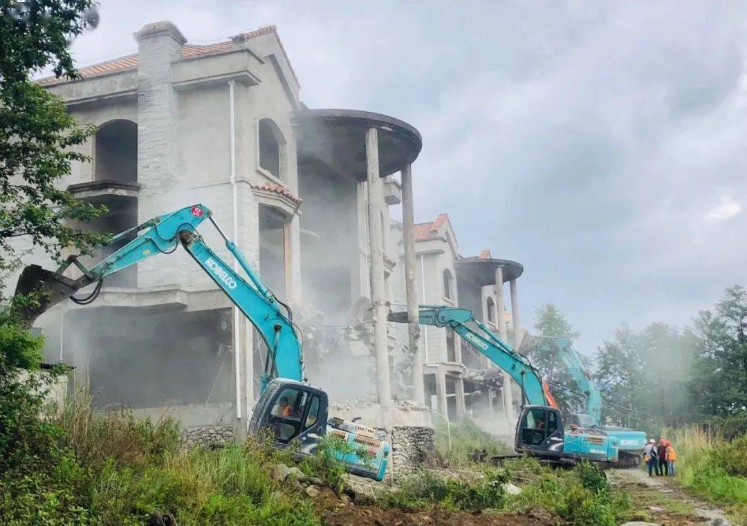 苍山脚下违建十多年的别墅群终于开拆了没错就是苍海高尔夫