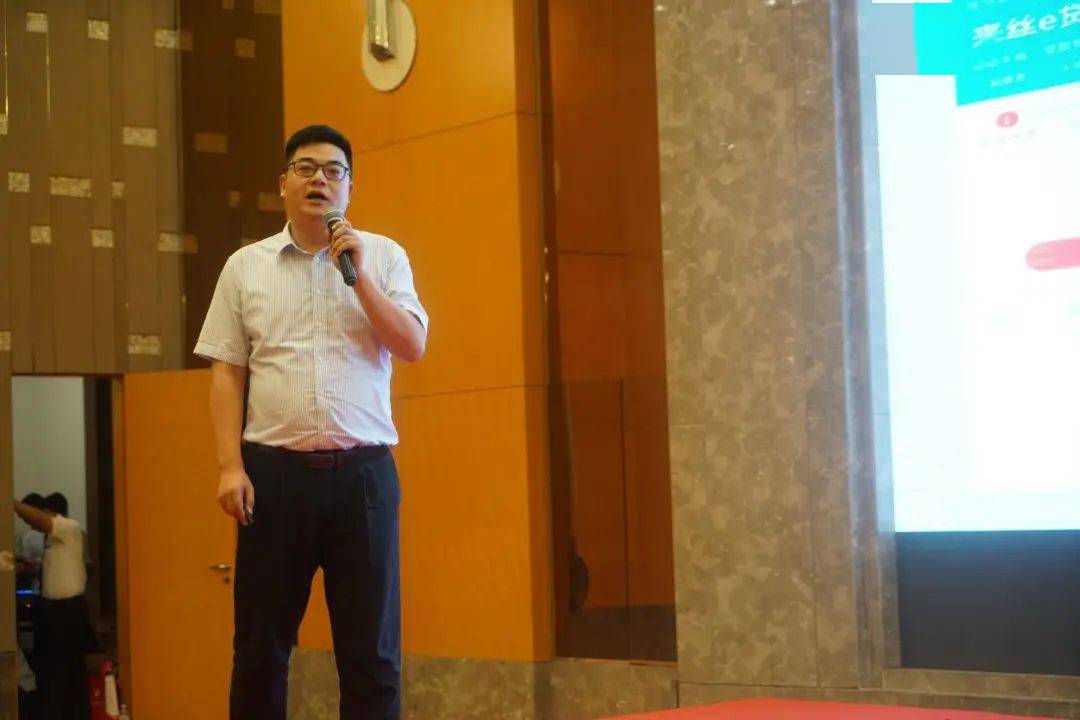 沈永军副行长介绍"来丝e贷"产品建湖农商银行行长张洪国在推介会上