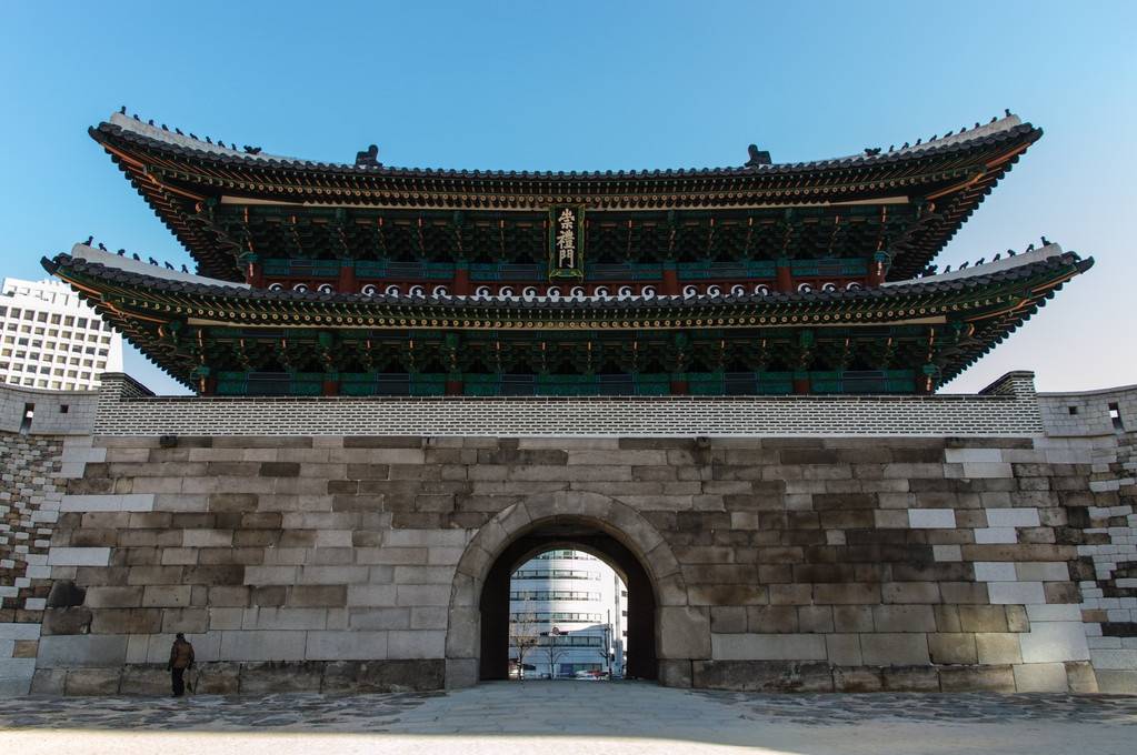 崇礼门是韩国首都首尔市中心一座城门,建于明朝1398年