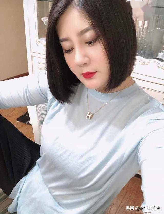 圆润短发美人时尚居家美拍风韵动人