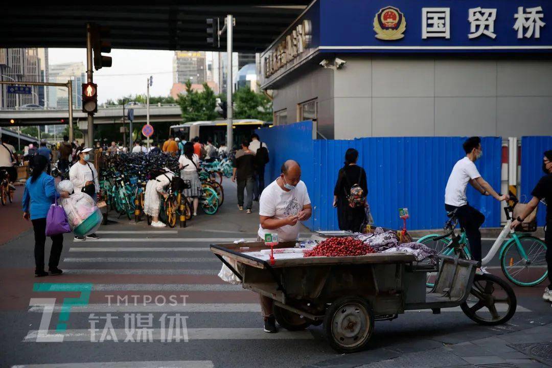 6月5日,北京国贸地铁站附近,地摊摊贩在路口卖货.