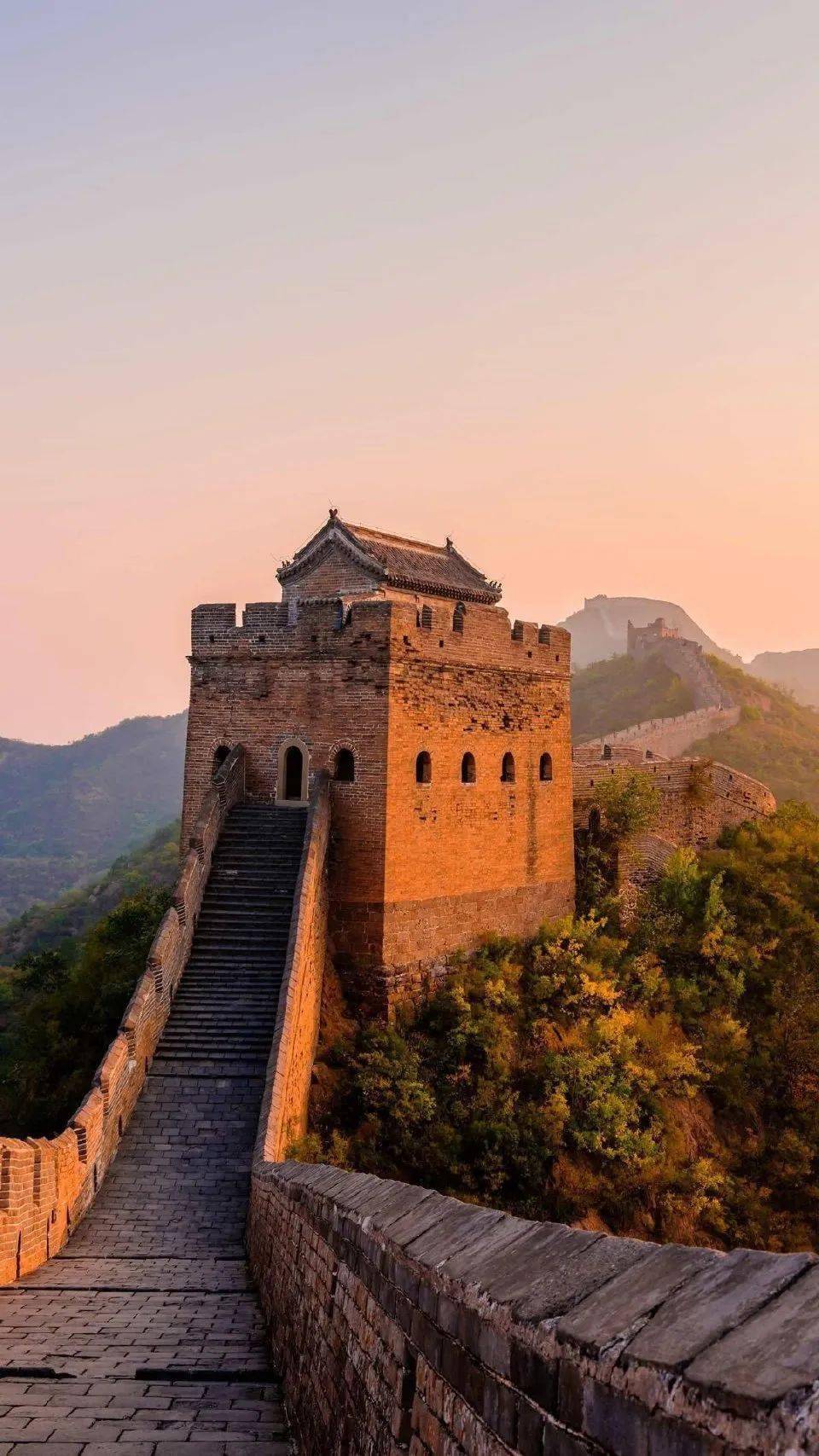 过去新闻联播片头里在朝阳下蜿蜒雄伟的长城镜头,就取景自金山岭.