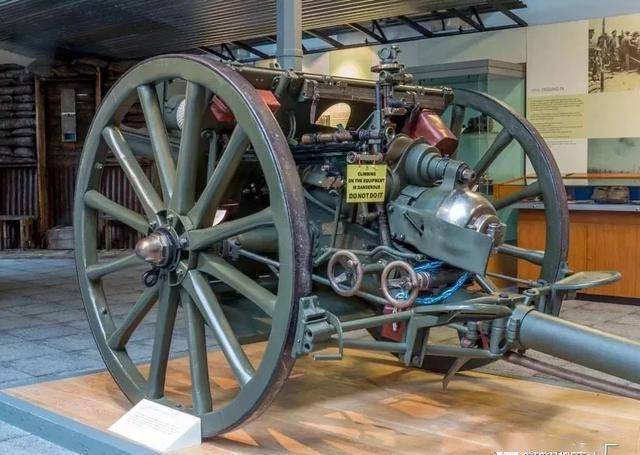 qf18磅榴弹炮,是一战中大英帝国标准的野战炮,18磅炮是英国按照弹丸