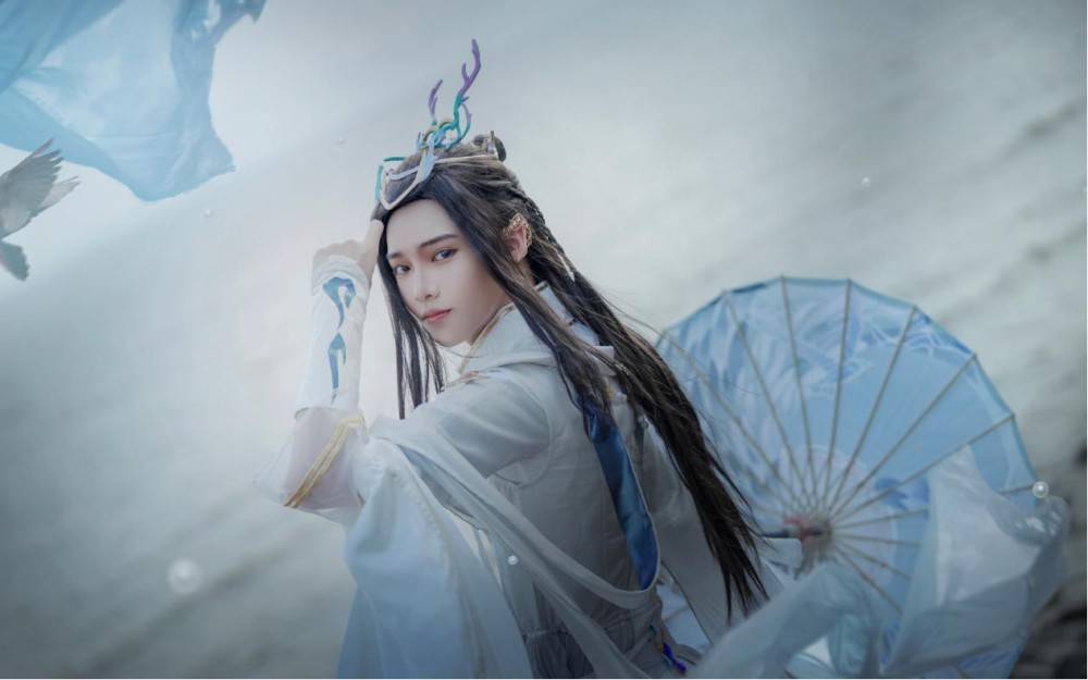 鹤梦校服上身之后,伞爹身上的气质更是愈发出尘清冷,仙气伴身.