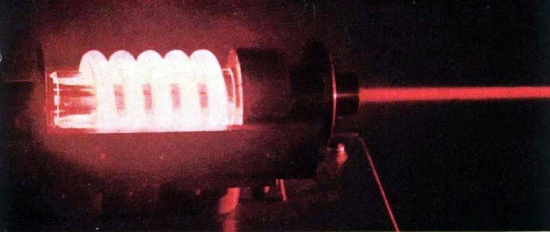 第一台红宝石激光器图片