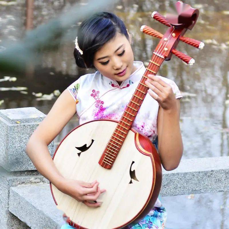 古琴音域宽广,音色深沉,余音悠远. 中阮