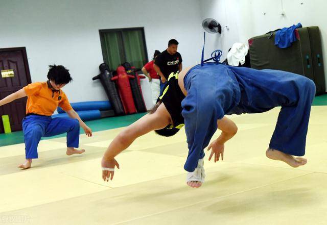 江西省残联盲人柔道队刻苦训练,空调房里大汗淋漓
