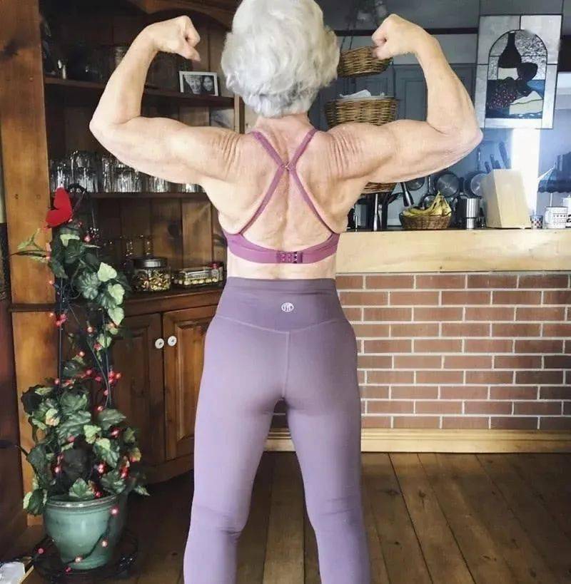 最近被这位老奶奶的健身视频在朋友圈刷屏,那是你没有见过73岁还依然