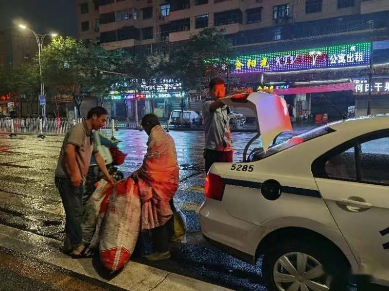 汝南民警冒雨将迷路老人送回家中