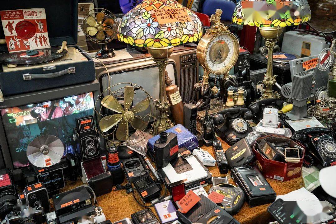 越秀这个父子档的旧物收藏基地百元就能买到复古相机