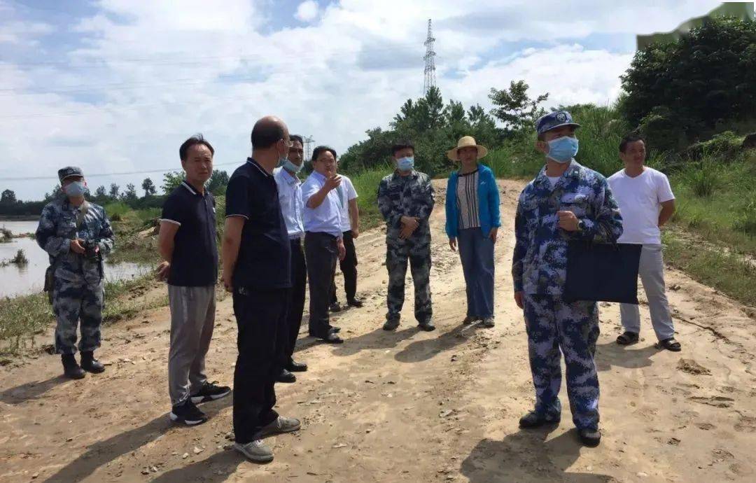 6月17日,空降兵軍某旅來麻城勘察舉水河沿線險工險段防汛準備情況