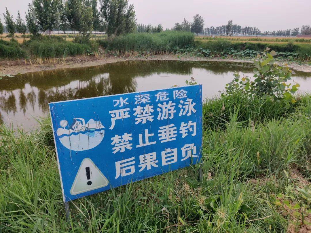 劝离在水边逗留的青少年学生,同时查看了水位,安全警示牌标示等情况