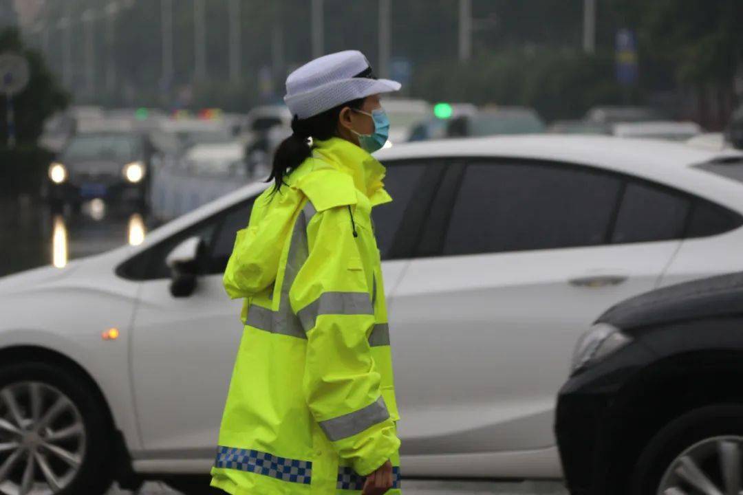 交警正能量丨雨天的温度真暖