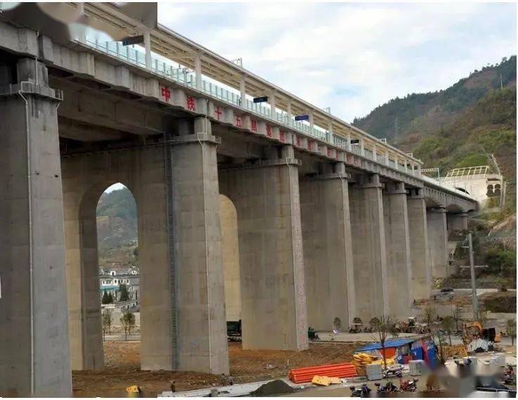 (2)独柱墩改为三柱式墩当独柱墩偶然遭遇超载车辆作用时,两侧新增加的