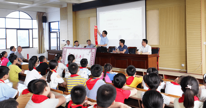 全国"十大孝心大使"李彬应邀走进邵伯小学宣讲孝文化