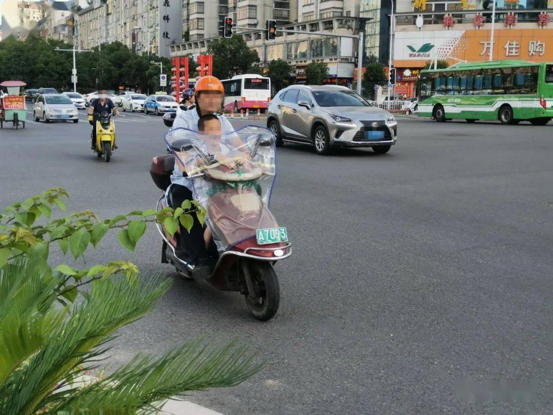 家长违骑超标电动车上路并接送孩子