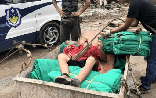 真心疼~顺德一建筑工人大腿被钢筋刺穿~流血伤势严重