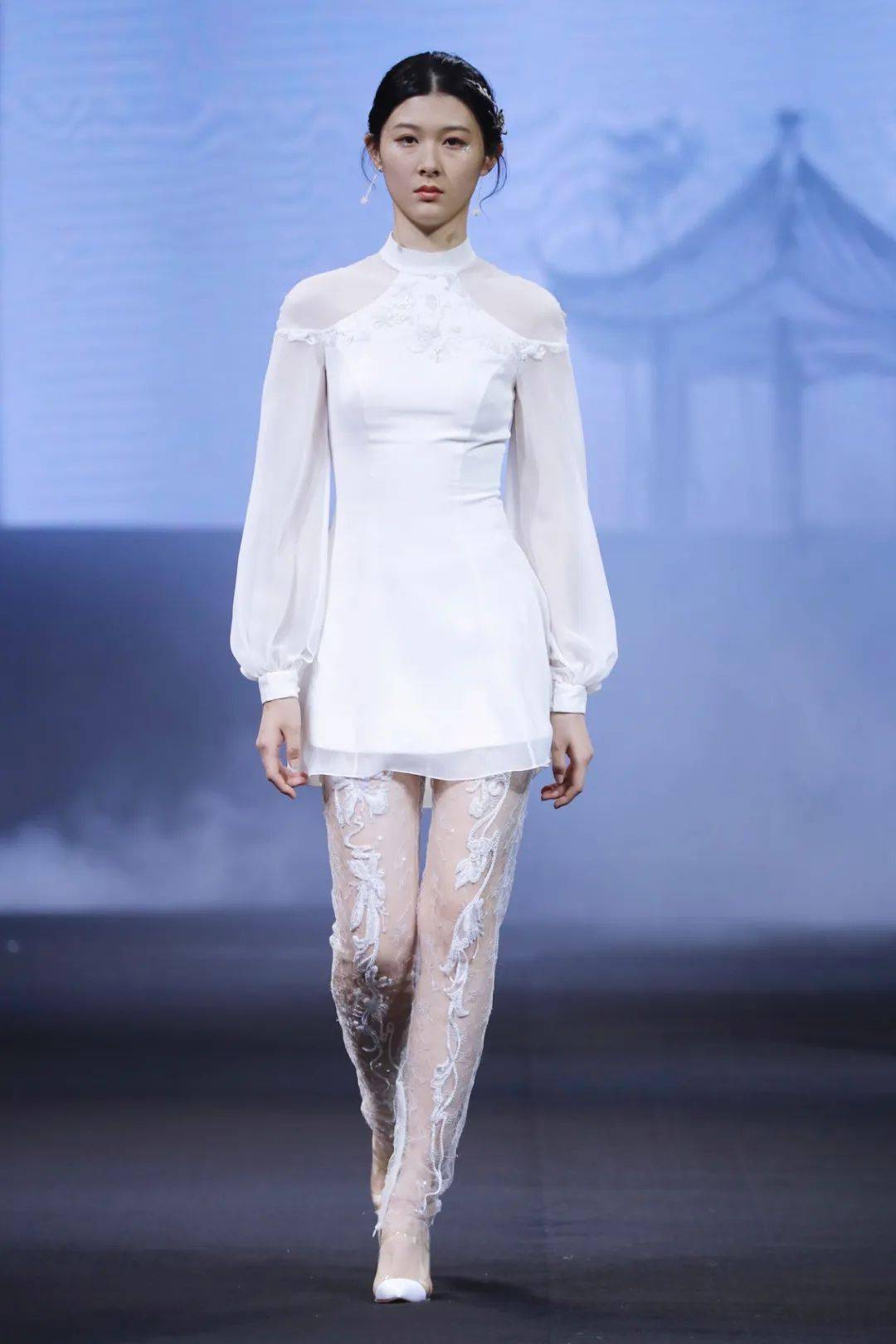 刻意雕琢却带有诗意与浪漫的画面,从而带给大家真正中国服饰美的享受