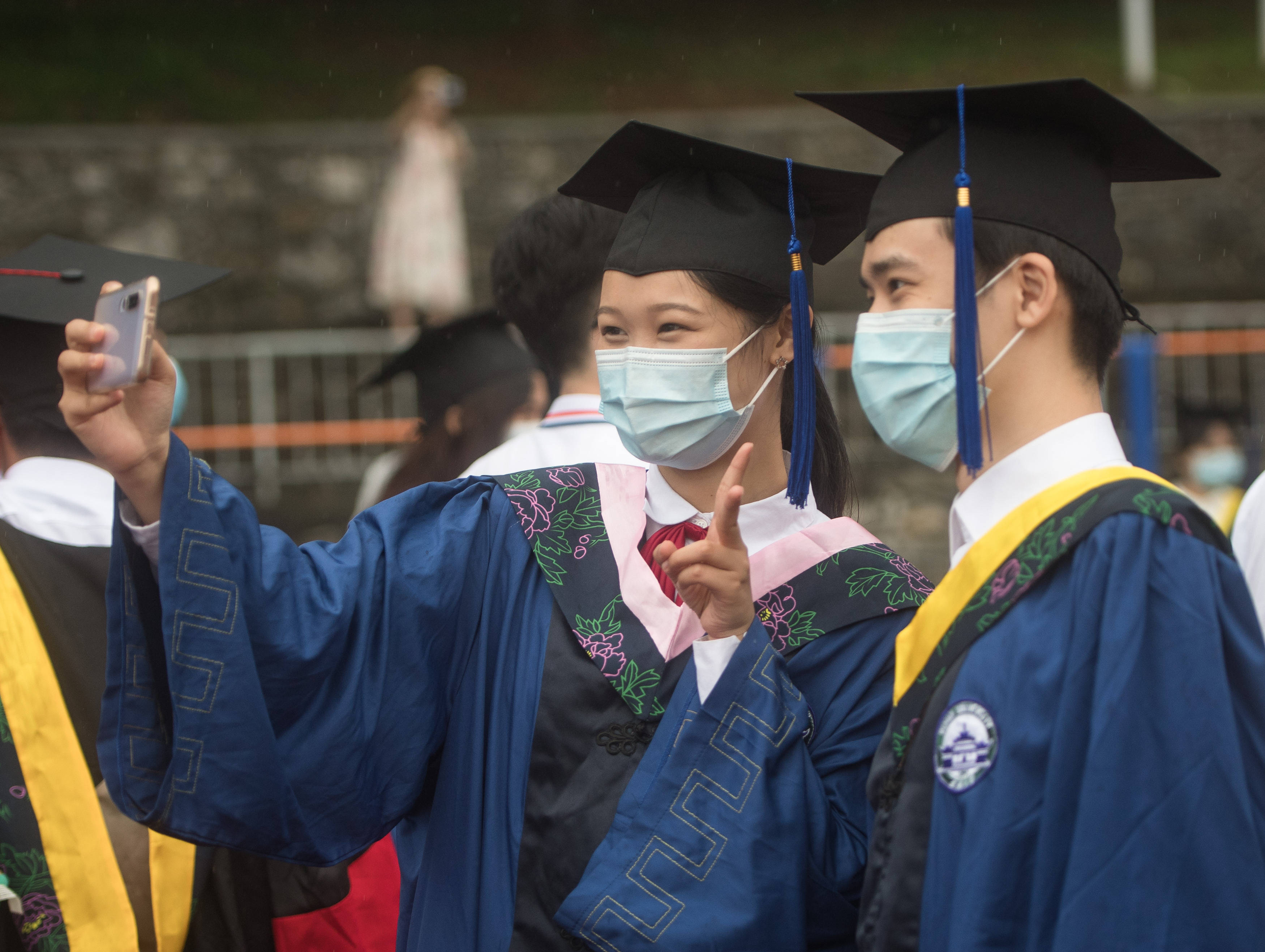 6月20日,武漢大學畢業生在畢業典禮上合影.