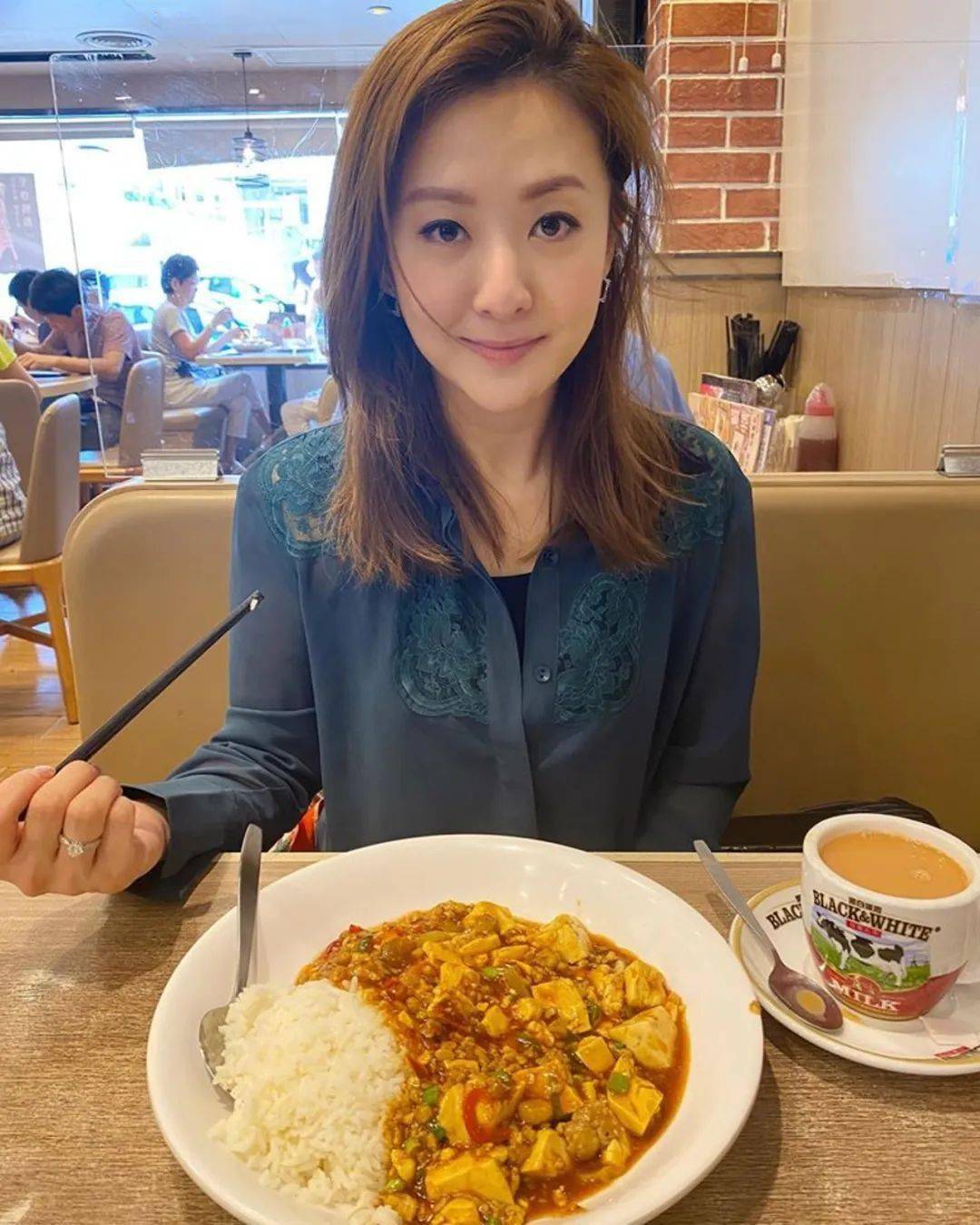 35岁女歌手做小三毁男方27年婚姻,如今分手极速搭上新欢_戴梦梦