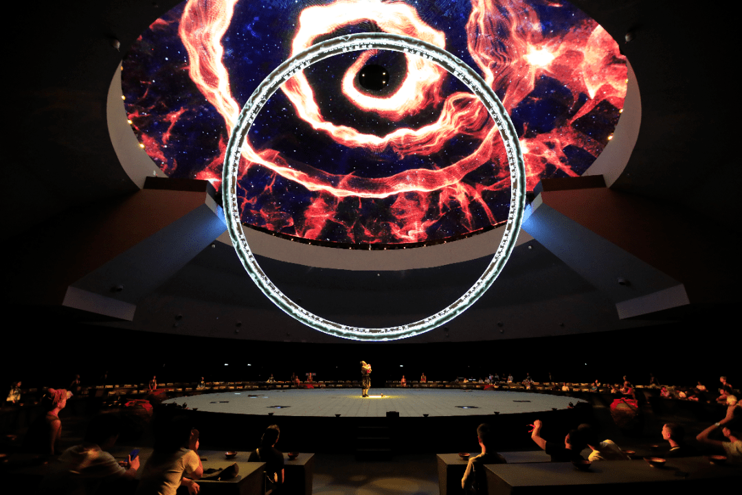 图为配有360度环形led屏的表演现场