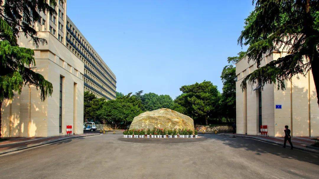 她是网友们口中调侃的"南哪儿大学";她是《小欢喜》里学霸乔英子"非上