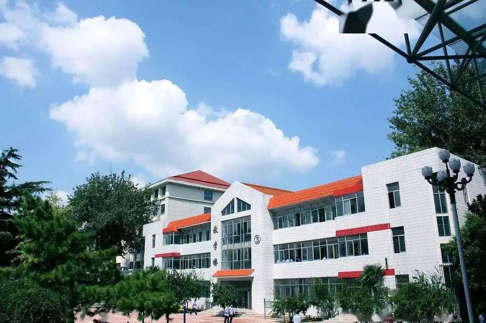 安阳市第一中学始建于1946年太行革命老区,是一所具有光荣革命传统的