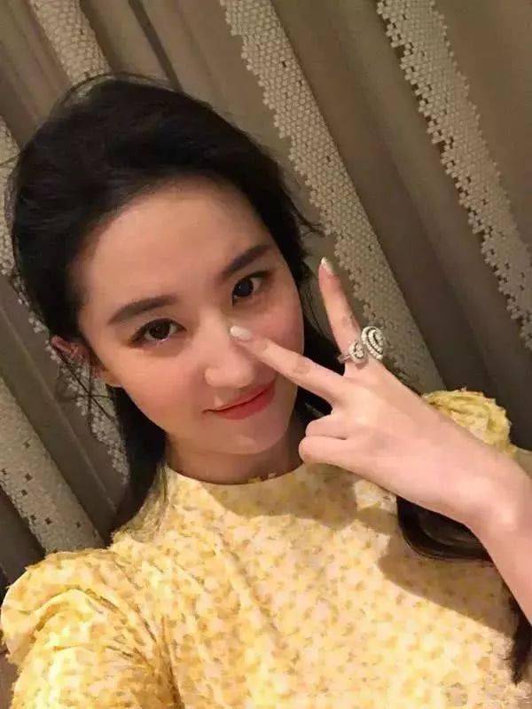 刘亦菲出席活动被三个老外围着揩油,贴面热聊还吻手,最后一张图信息量