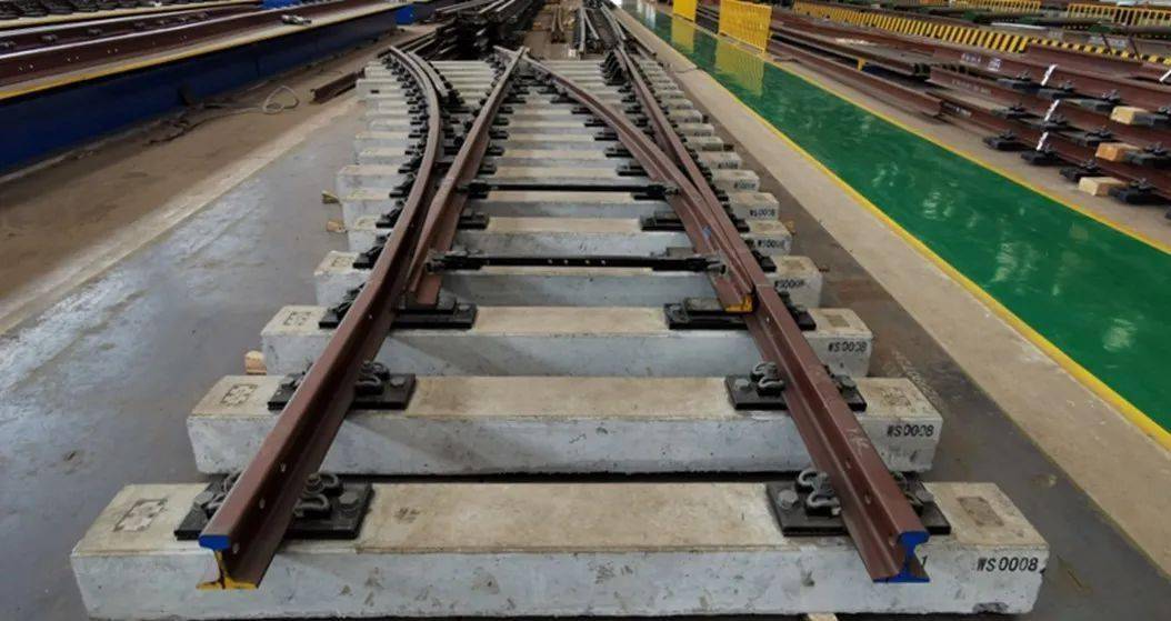 开发的文山有轨电车示范线50kg/m钢轨3号单开道岔通过了厂内验收会