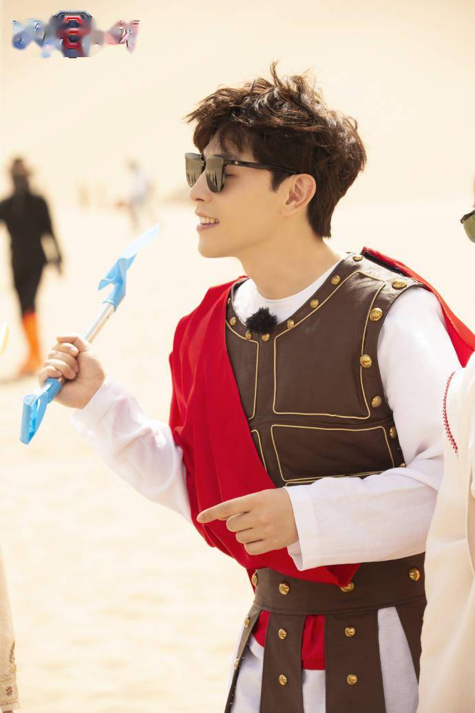 邓伦《极限挑战》录制照来袭 披红袍骑骆驼的沙漠小王子!