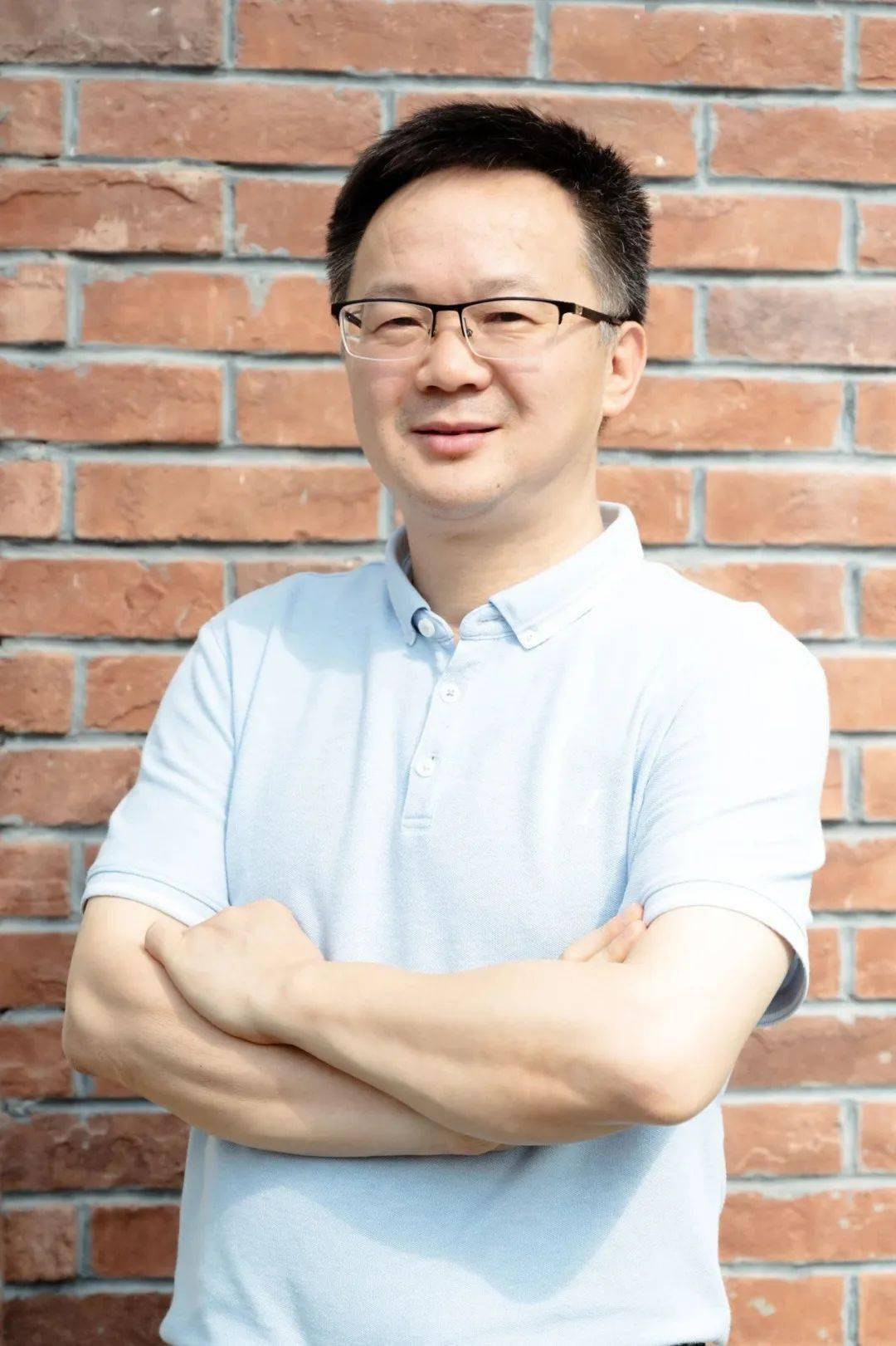 是原深圳市平冈中学校长,曾获得广东省基础教育成果奖一等奖,刘静波是