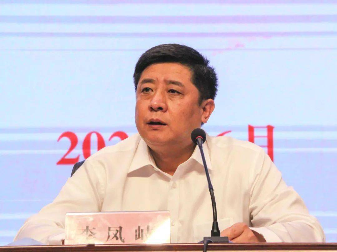 信访维稳作了专题报告,还邀请部分担任过乡镇正职的县委书记介绍了