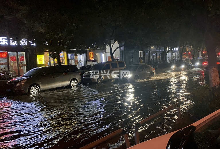 会稽路150号小区门口拍摄到的场景 还有更早些时候  柯桥某路上  暴雨