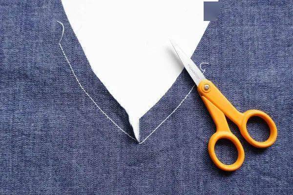 技巧v型领嵌条的车缝方式