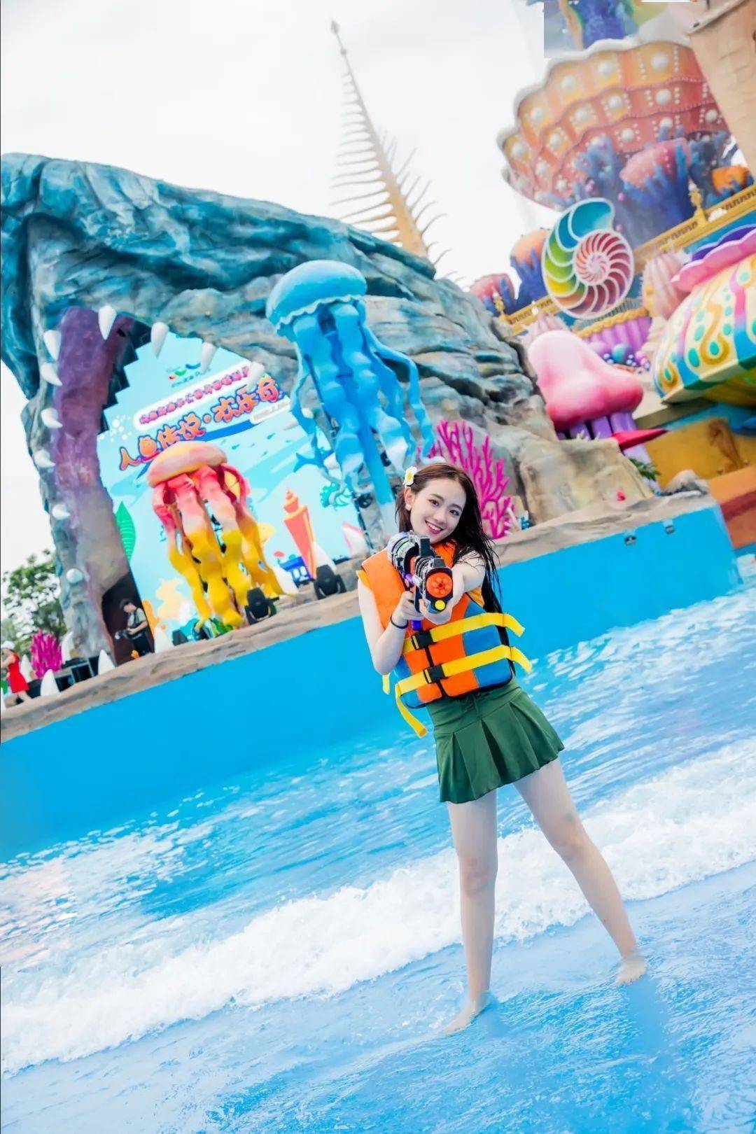 summer 最高处的巨型水桶翻转时水流瞬间倾泻而出