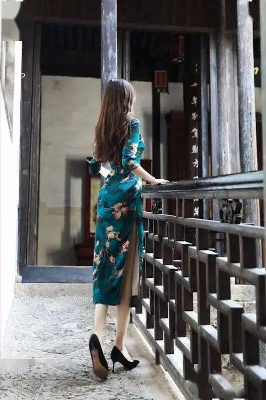 旗袍的造型,从背影上看才是最美的