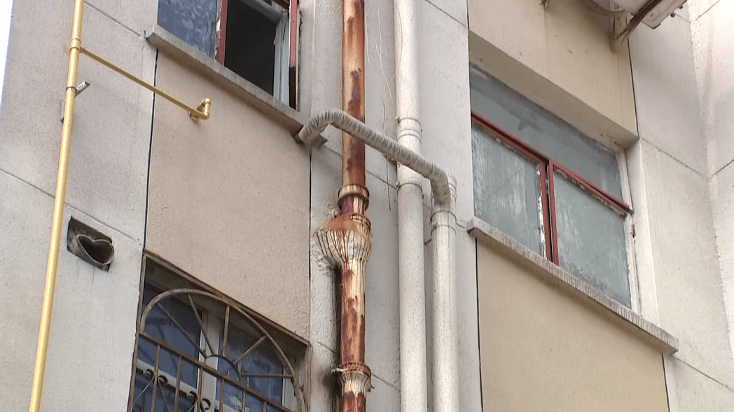 所以,此次的改造 将铸铁管进行了  统一彻底的更换 换成pvc材质 美观