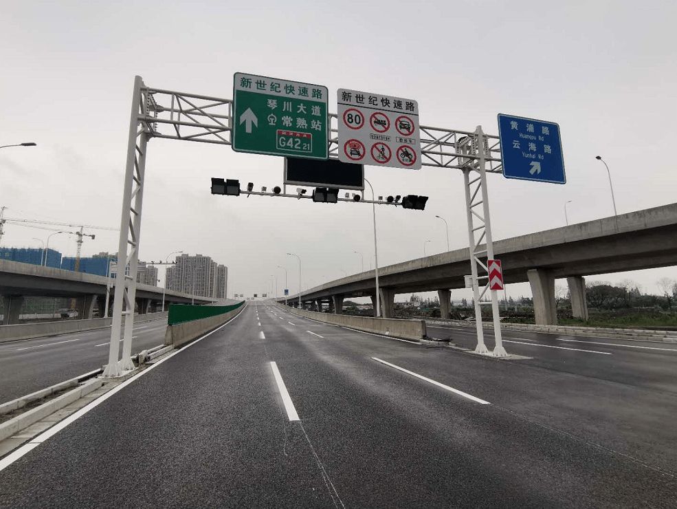 记者乘车从新世纪大道北延经在建的琴川大道,抵达通沪铁路常熟站东侧