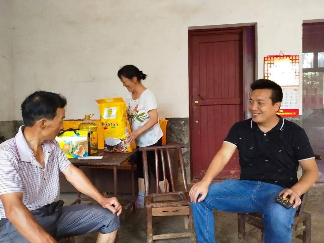 端午节,带着礼品"走亲戚"——长沙县长龙街道扶贫干部上门走访慰问