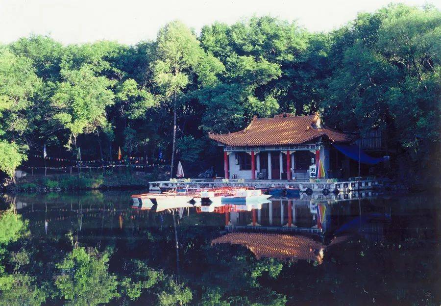 傍山依水绕成园草茂树繁美无限北秀公园