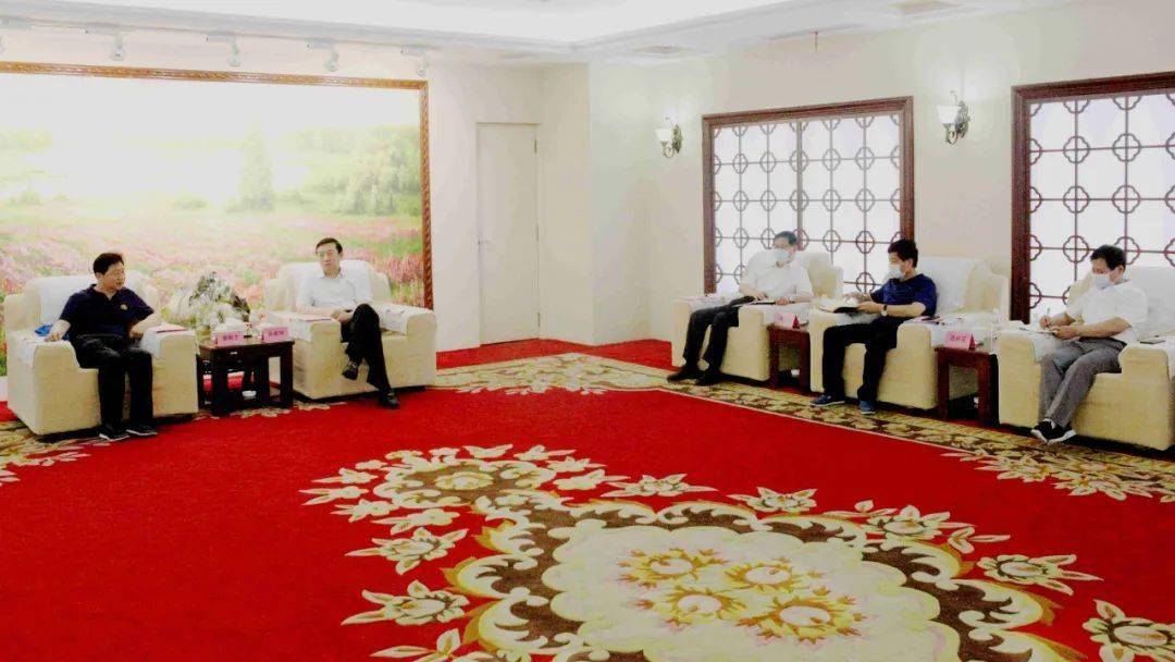 孙成坤与鹤岗市副市长谢殿才会谈