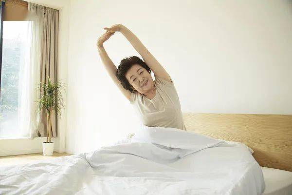 早养生丨大热天,起床别做这7件事,否则老人寿命被"偷走"!