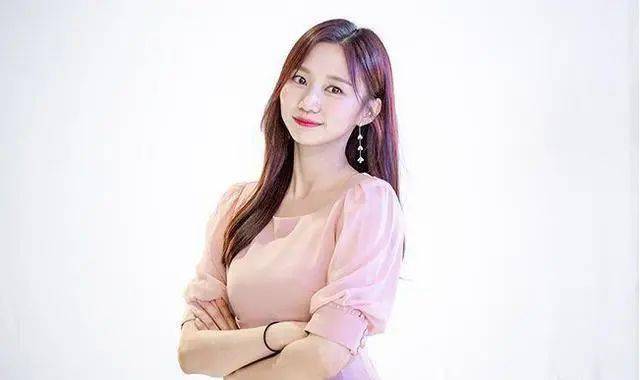 lck新晋美女主持yoon上线faker偷瞄不说还脸红了