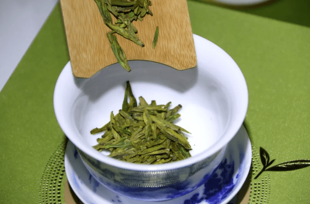 当时灵隐下天竺香林洞的"香林茶",上天竺白云峰产的"白云茶"和葛岭宝