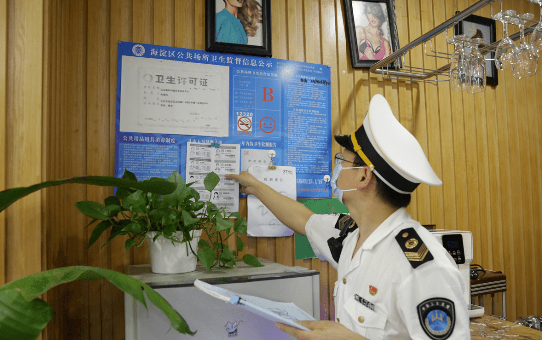 执法人员详细查看了在辖区美容美发机构及酒店开展卫生监督检查且人