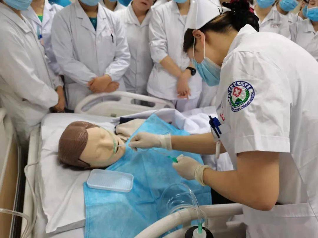 动态我院组织开展经口鼻腔吸痰护理技术操作培训